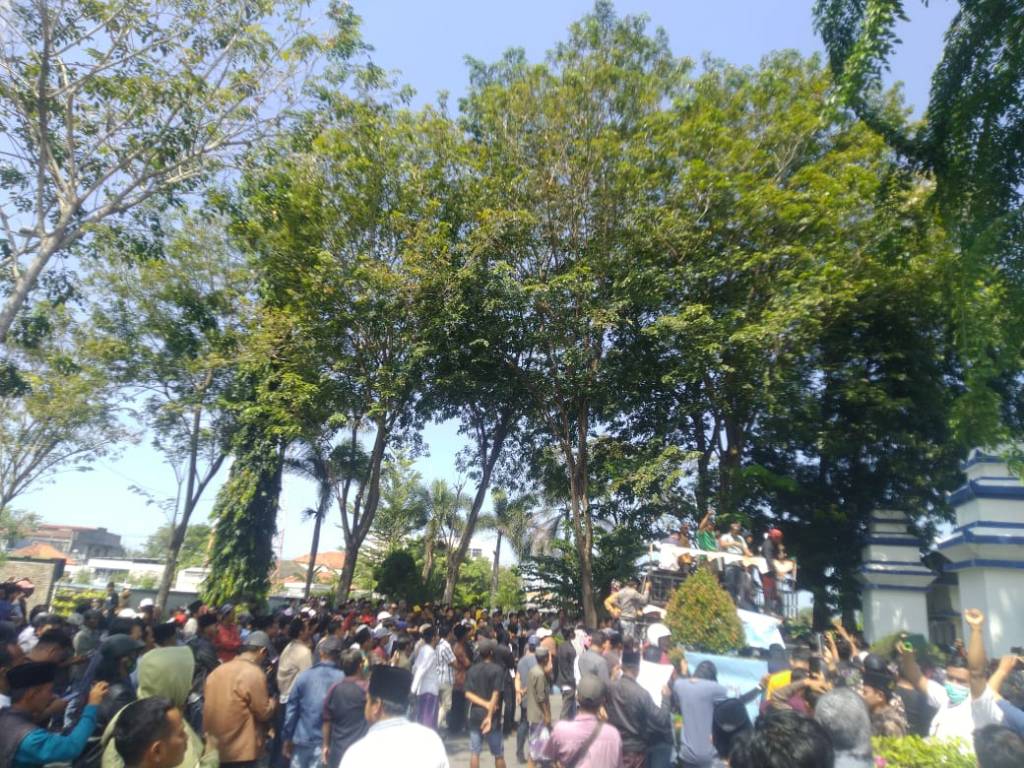 Ratusan Massa Kepung Pemkab Sampang Tuntut Hal Ini