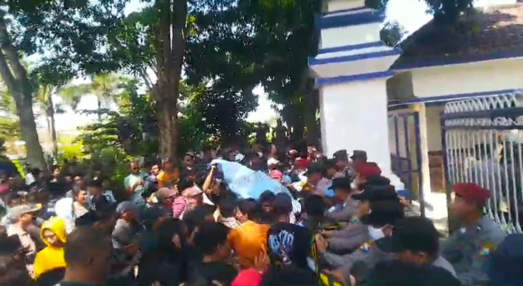 Demonstran PABPDSI Terlibat Aksi Saling Dorong dengan Aparat Kepolisian