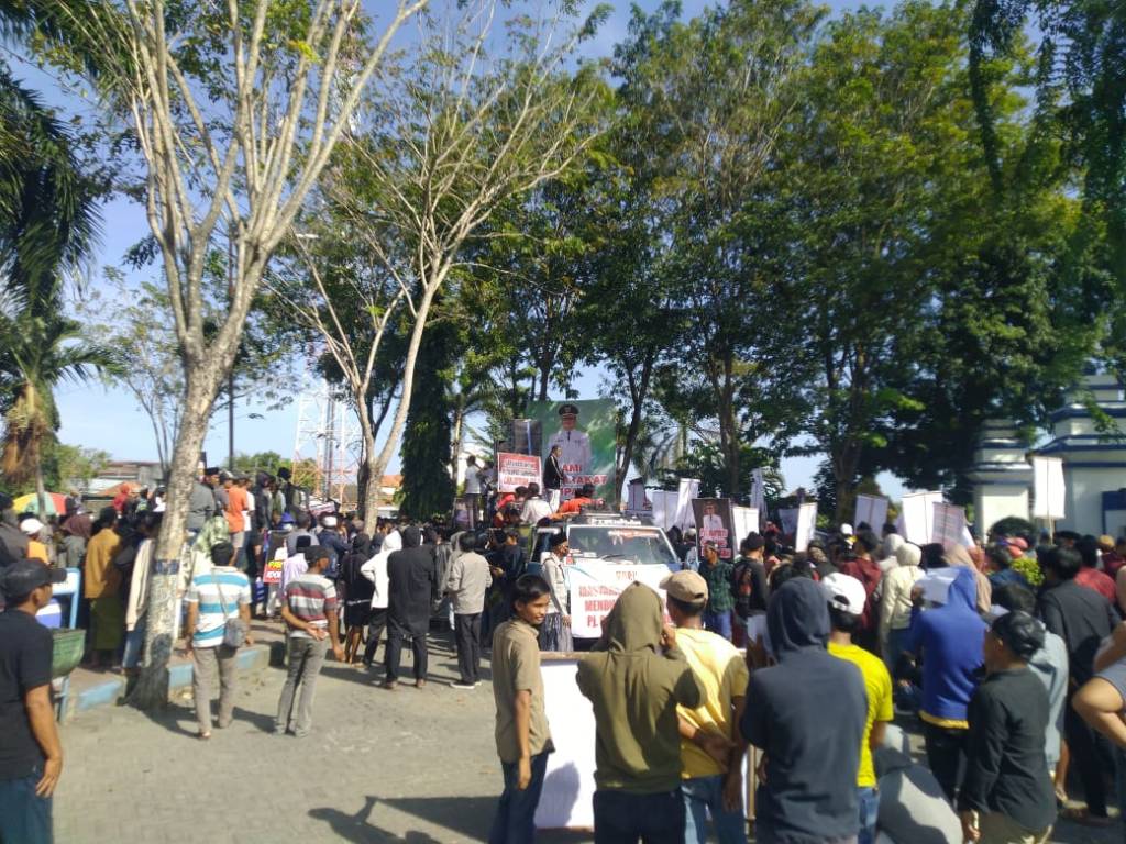 Kini Giliran Massa Pro Pj Bupati Sampang yang Kepung Pemkab