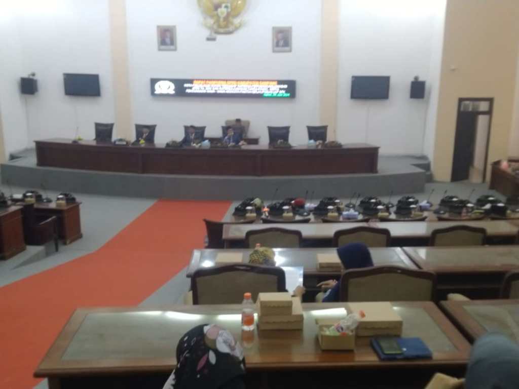 Pj Bupati Sampang Sampaikan Nota Penjelasan Raperda Pertanggungjawaban APBD 2023 dan&nbsp;KTR