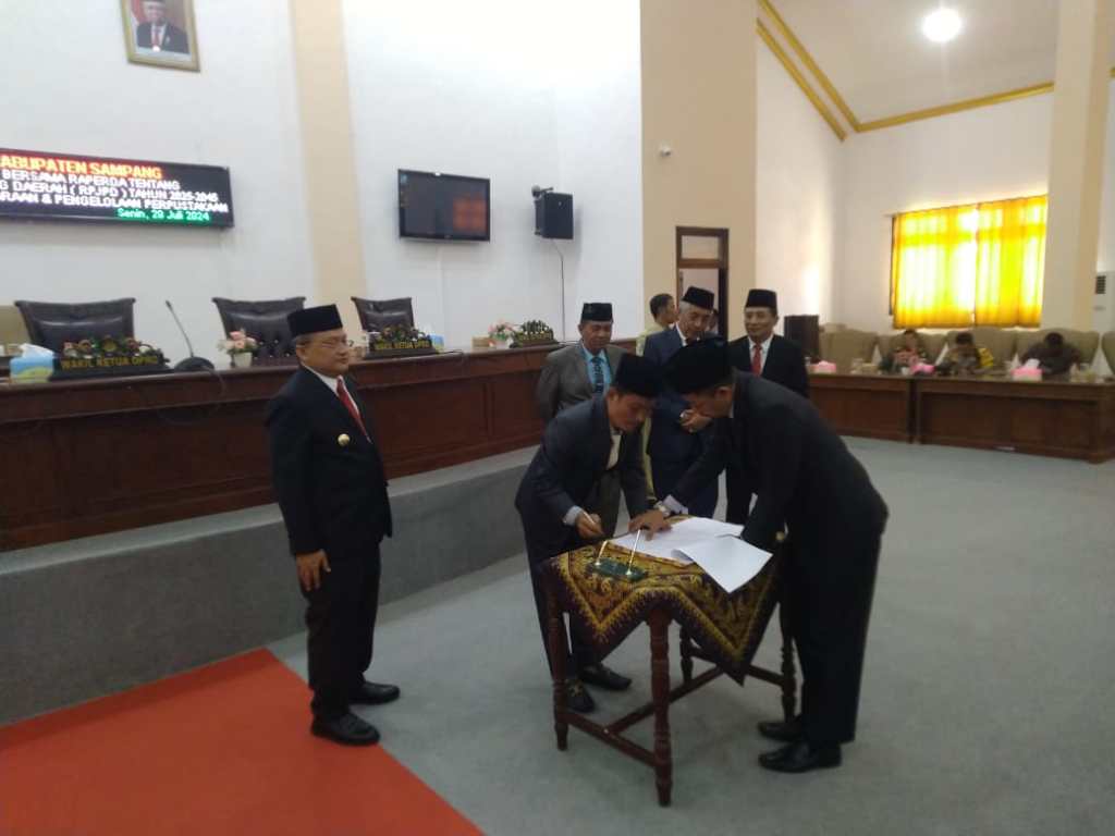 DPRD Sampang Paripurnakan 2 Raperda, Salah Satunya Setujui Raperda RPJPD&nbsp;2025-2045