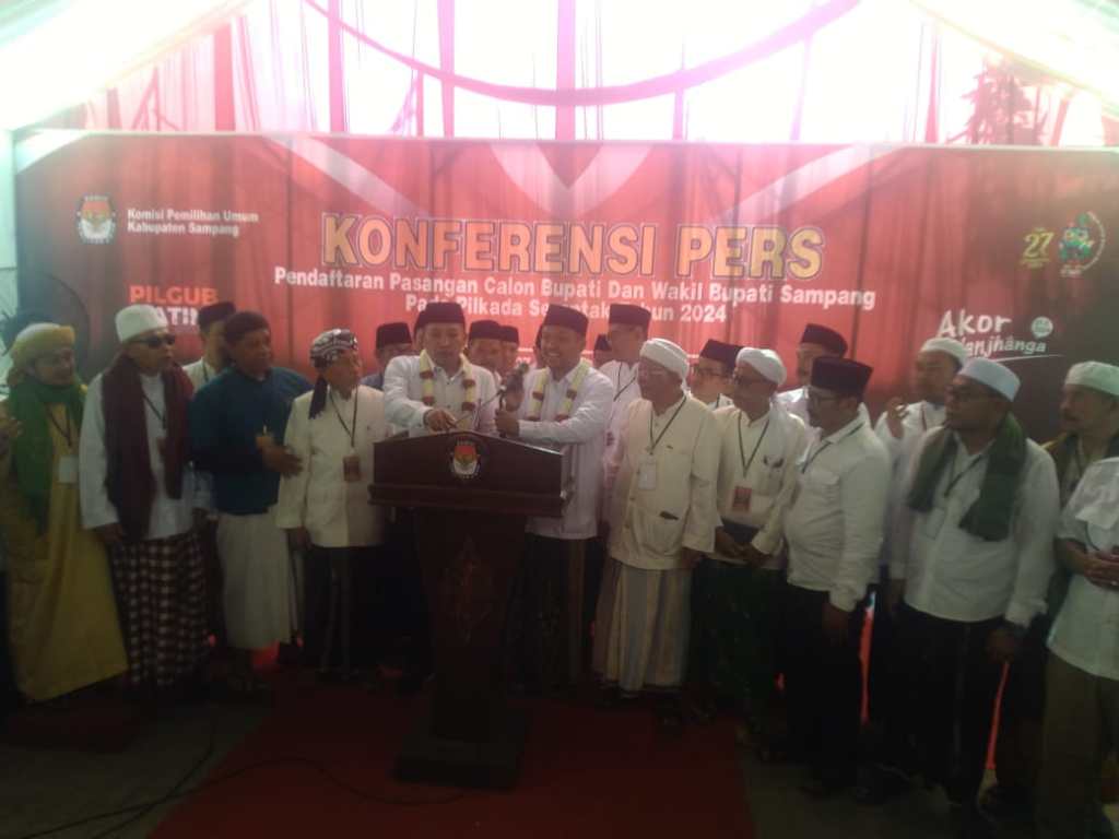 Diantar Ulama dan Ribuan Pendukung, Pasangan Jimad Sakteh Daftar ke KPU&nbsp;Sampang