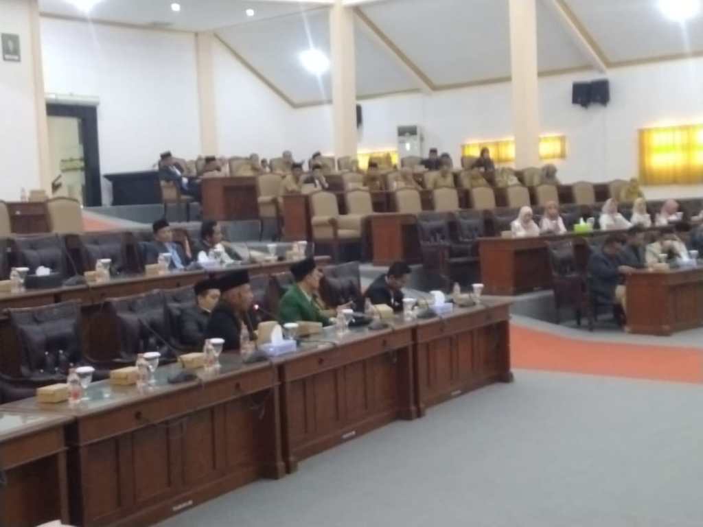 Protes Pembahasan P-APBD 2024, Anggota Komisi I DPRD Sampang Interupsi saat Rapat&nbsp;Paripurna