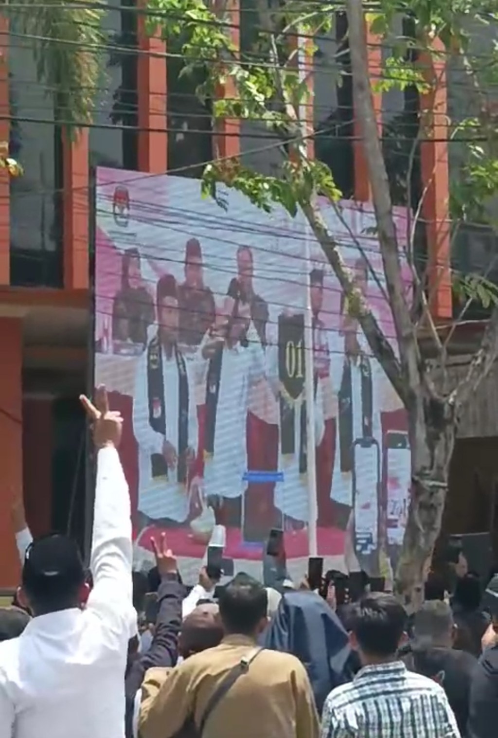 Teriakan Emak-emak saat Pasangan Jimad Sakteh Dapat Nomor Urut&nbsp;2