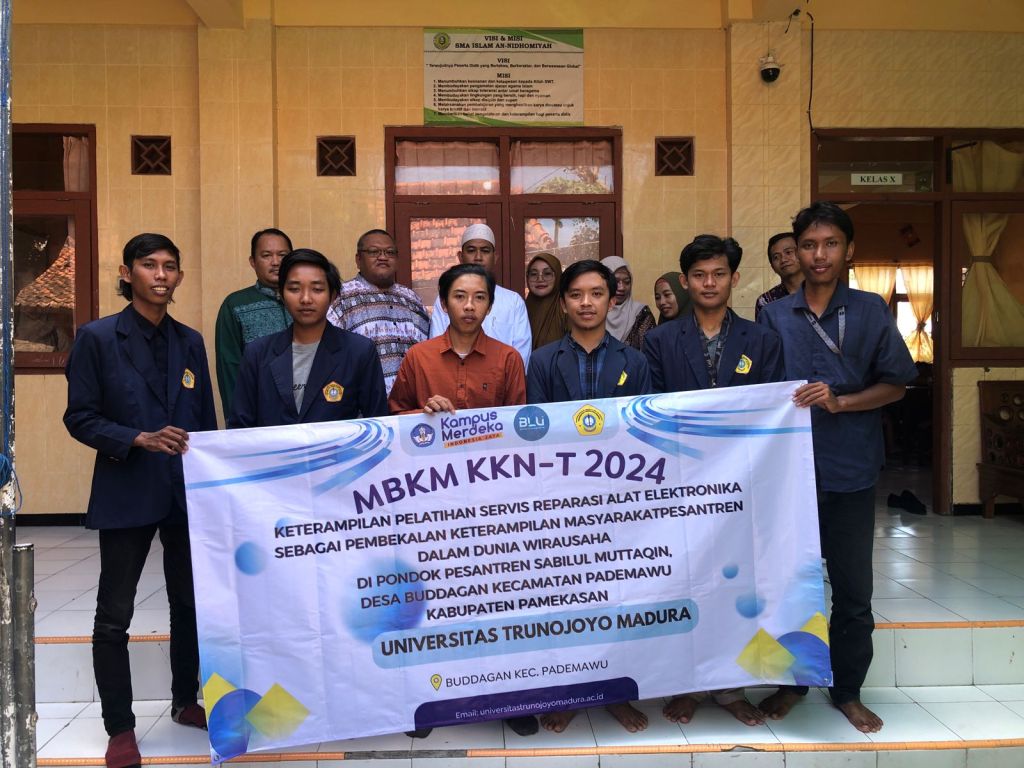 KKN Tematik UTM Latih Masyarakat Pesantren Keterampilan&nbsp;Elektronika